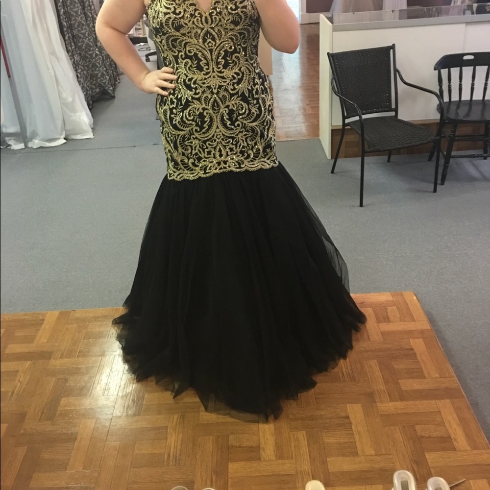 2cute brand, originally 400. $165